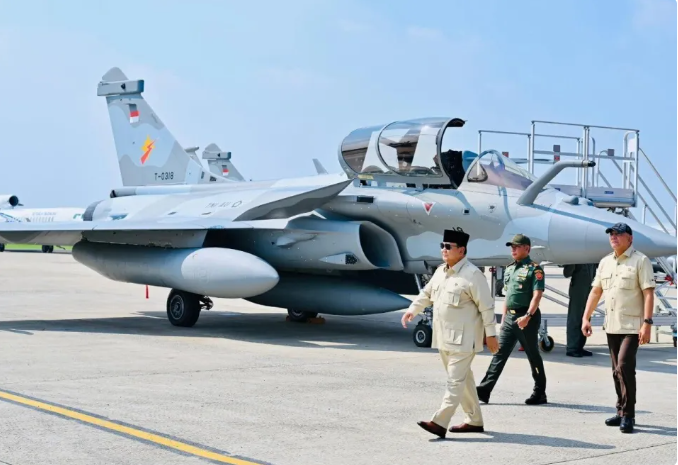 印尼總統普拉博沃（Prabowo Subianto）在雅加達的哈利姆空軍基地參加法國達梭（Dassault）製造的陣風戰機（Rafale）移交儀式。 圖:翻攝自鼎盛沙龍