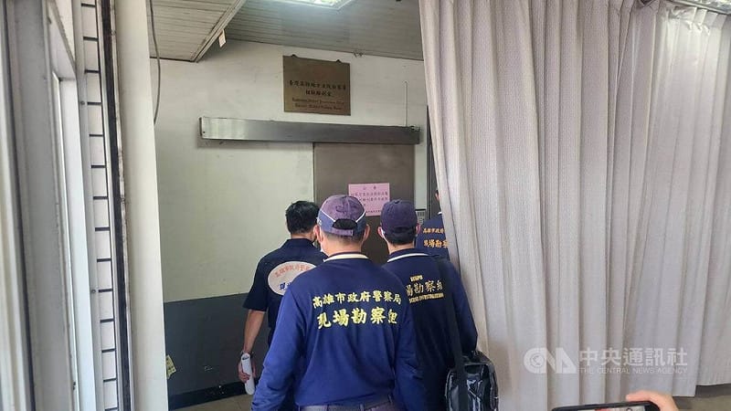 空軍T-34C型教練機墜毀造成2名飛官殉職，橋檢檢察官3日中午先行抵達高雄市立殯儀館，會同法醫複驗查明死因。高雄市警局鑑識小組也到場協助。中央社記者洪學廣攝 115年6月3日&nbsp;&nbsp;&nbsp;