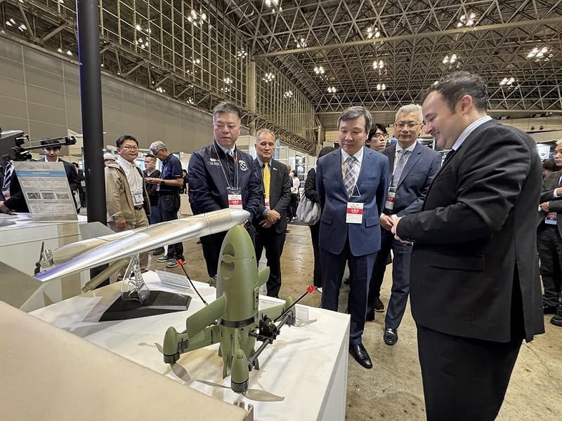 正在千葉幕張展覽館舉行的日本國際無人機展（Japan Drone 2026），台灣集結28家無人機與航太供應鏈廠商參展，駐日代表李逸洋3日出席開幕活動，參觀展區時對現場模型相當感興趣。&nbsp;&nbsp;&nbsp;圖：中央社（駐日代表處提供） 