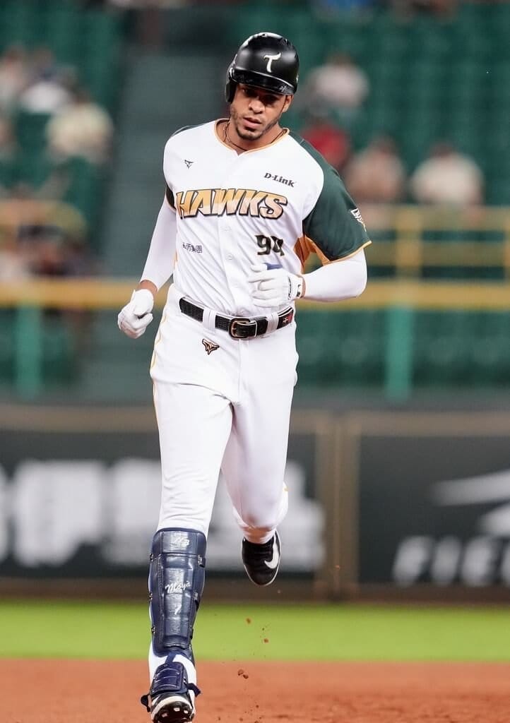中華職棒台鋼雄鷹隊3日與富邦悍將隊交手，4局下，雄鷹左打魔鷹（Steven Moya）（圖）敲出3分砲，第8局站上右打擊區，敲出高飛犧牲打，締造左右開弓。（台鋼雄鷹隊提供）中央社記者蘇志畬傳真　115年6月3日&nbsp;&nbsp;&nbsp;