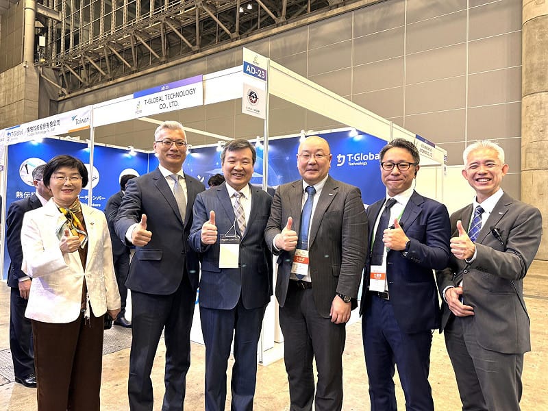 日本國際無人機展（Japan Drone 2026）3日在千葉縣幕張展覽館登場，駐日代表李逸洋受邀出席「台灣館」開幕活動。（左起：漢翔總經理莊秀美、經濟部產發署副署長鄒宇新、駐日代表李逸洋、日本無人機產業振興協會（JUIDA） 理事久保大輔、事務局長代理熊田雅之、國際部長多田哲太郎）&nbsp;&nbsp;&nbsp;圖：駐日代表處提供