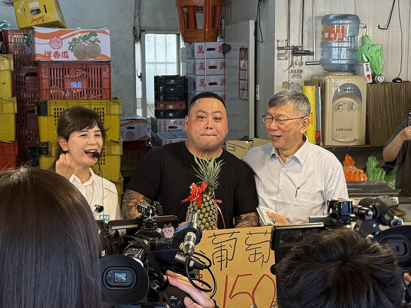 民眾黨創黨主席柯文哲今天陪同黨籍新北市議員參選人吳亞倫赴三峽市場掃街拜票。&nbsp;&nbsp;&nbsp;圖：周煊惠 / 攝