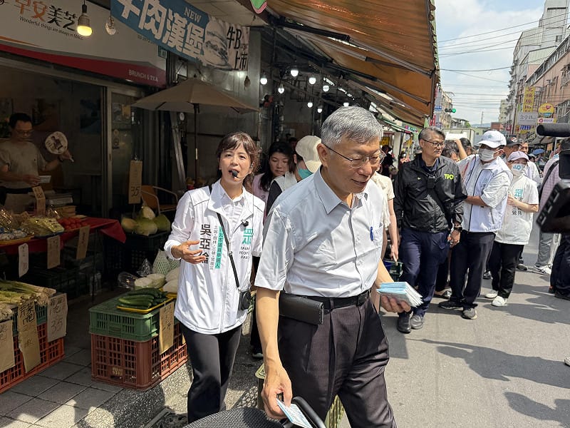 民眾黨創黨主席柯文哲今天陪同黨籍新北市議員參選人吳亞倫赴三峽市場掃街拜票。&nbsp;&nbsp;&nbsp;圖：周煊惠 / 攝