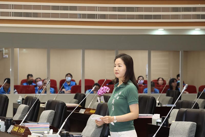苗栗縣議會今天進行總質詢，民進黨苗栗縣議員許櫻萍關切少子化問題，向苗栗縣長鍾東錦提出質詢。&nbsp;&nbsp;&nbsp;