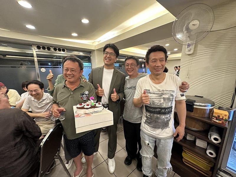 賴坤成生日，與會沈伯洋和郭子乾送上祝福。&nbsp;&nbsp;&nbsp;圖：朱蒲青拍攝