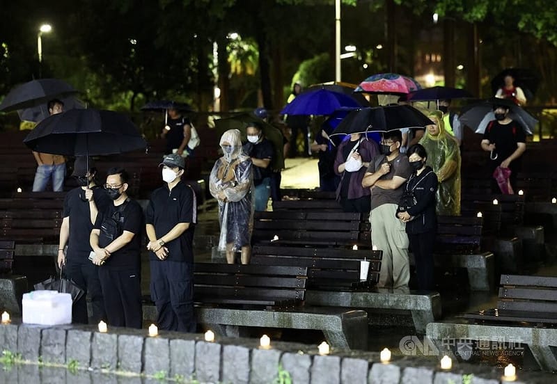 六四事件37週年，在台港人六四燭光晚會活動4日晚間在228公園登場，現場以燭光作為環境擺飾；儘管下雨，仍有約60至70人到場，氣氛凝重。中央社記者張皓安攝　115年6月4日&nbsp;&nbsp;&nbsp;圖：中央社提供