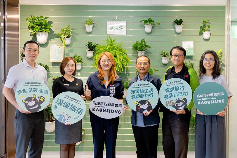 高市觀光局長高閔琳(左三)、副局長劉秀英(右一)與第一場說明會講座合影。 &nbsp;&nbsp;&nbsp;圖：高雄市觀光局/提供