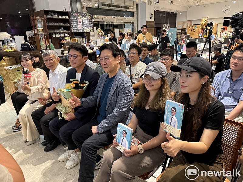 民眾黨創黨主席柯文哲（左2）、中廣前董事長趙少康（左4）今出席民眾黨主席黃國昌（左3）的新書發表會。&nbsp;&nbsp;&nbsp;圖：周煊惠 / 攝