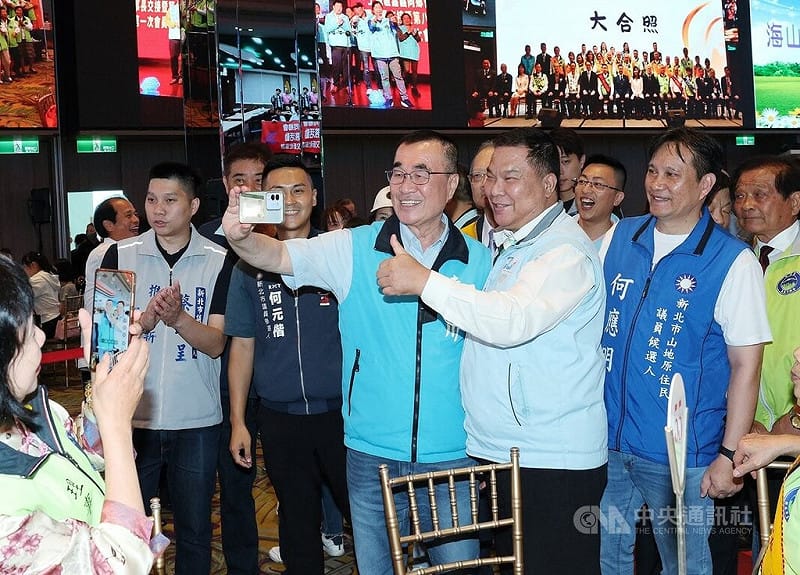 國民黨新北市長參選人李四川（中持手機者）6日出席新北市嘉義同鄉會會員大會，逐桌致意並合影，懇託鄉親全力支持。中央社記者郭日曉攝　115年6月6日&nbsp;&nbsp;&nbsp;