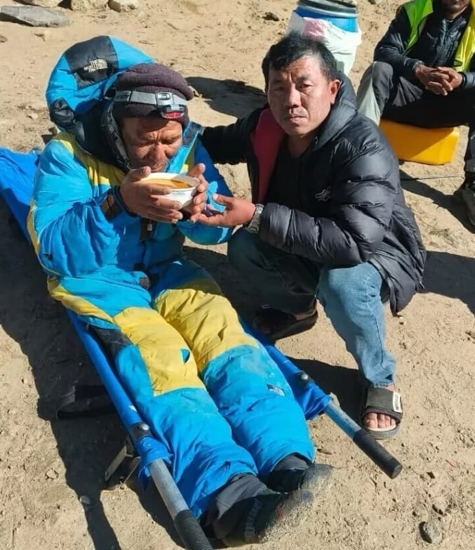 獲救的雪巴嚮導達瓦喝熱湯保溫。 圖 : 翻攝自極目新聞 獲救的雪巴嚮導達瓦喝熱湯保溫。 圖 : 翻攝自極目新聞