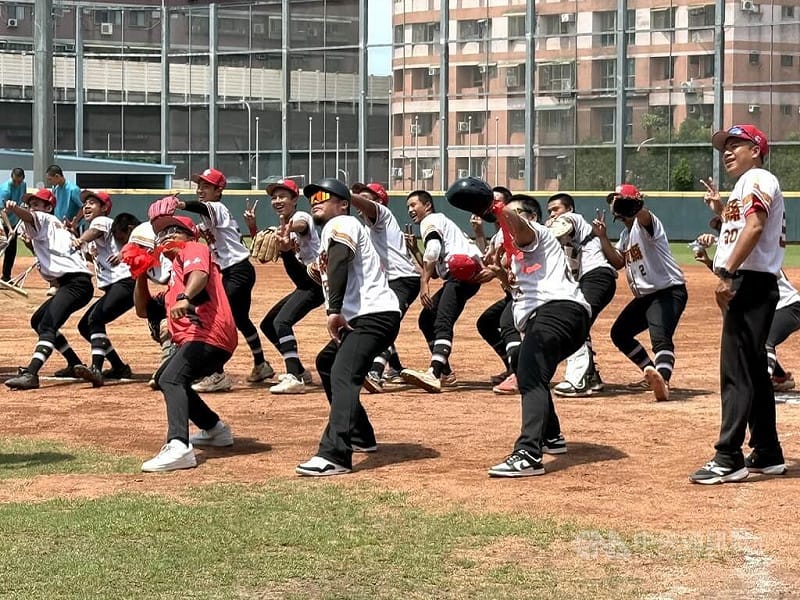 115年華南青少棒賽台東7日季軍戰與桃園市交手，以6比1搶勝，奪下季軍，賽後球員教練百出慶祝手勢。中央社記者謝靜雯攝 115年6月7日&nbsp;&nbsp;&nbsp;