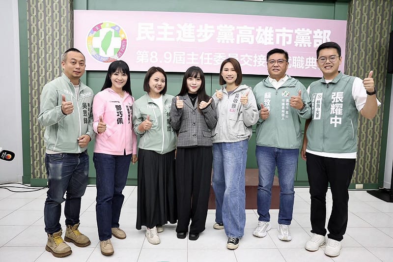 黃捷(中)與角逐市議員的新人。&nbsp;&nbsp;&nbsp;圖：民進黨高雄市黨部/提供