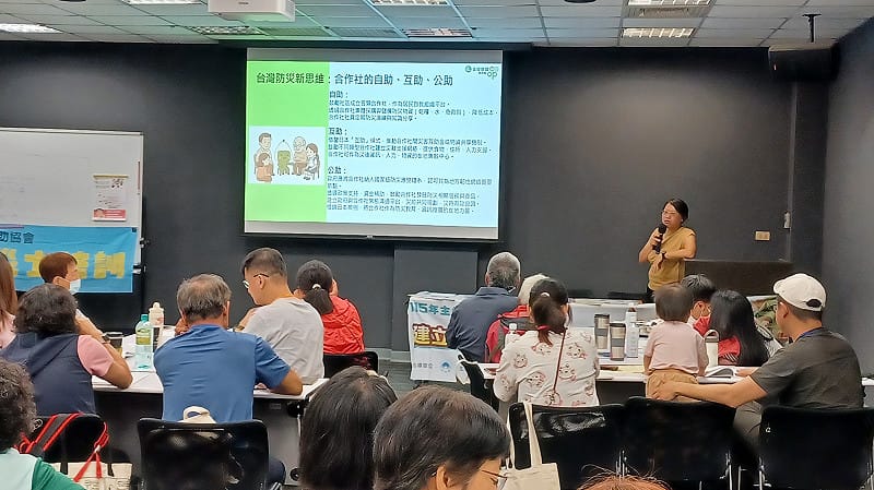 內政部今（8）日首度前進我國高科技重鎮，與有限責任台灣主婦聯盟生活消費合作社，攜手在新竹科學園區舉辦家庭防災士專班，並特別邀請新竹市消防局大隊長林靖亞講授幼兒CPR急救課程。&nbsp;&nbsp;&nbsp;圖：內政部提供