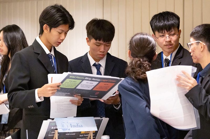 學子於高度模擬國際議事廳進行的情境中展開辯論。&nbsp;&nbsp;&nbsp;圖：高雄市教育局/提供