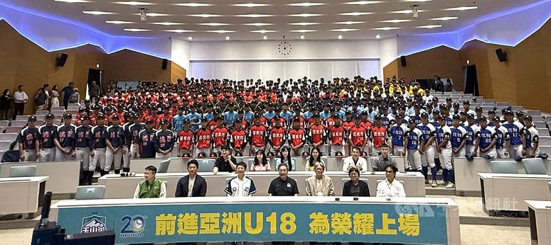 115年玉山盃全國青棒錦標賽將於11日開打，總計18支縣市代表隊參賽，冠軍隊取得亞洲青棒賽組訓權。圖為8日開幕式大合照。中央社記者謝靜雯攝　115年6月8日&nbsp;&nbsp;&nbsp;