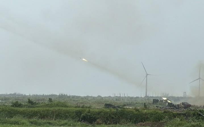 (影) 雷霆2000射擊異常？一枚火箭彈飛沒多遠就墜地 陸軍回應了