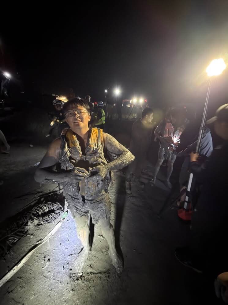 花蓮馬太鞍溪水暴漲，鄧姓工地主任8日遭洪流連人帶車沖走，9日清晨被警義消和部落族人合力救出，結束超過16小時的驚險受困歷程；參與救援的太魯閣族人林志軍形容有如挑戰天堂路。（林志軍提供）&nbsp;&nbsp;&nbsp;