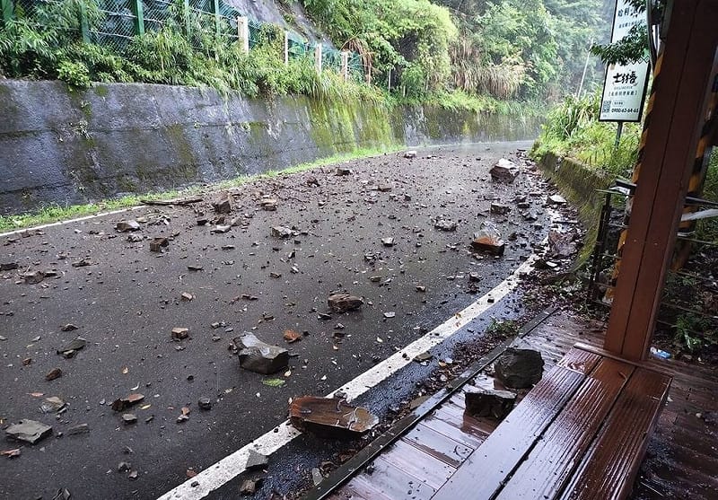 苗栗縣泰安鄉象鼻村大安道吊橋路段，9日上午因大雨出現落石，雙向交通一度受阻。（象鼻村長楊惠福提供）中央社記者管瑞平傳真　115年6月9日&nbsp;&nbsp;&nbsp;
