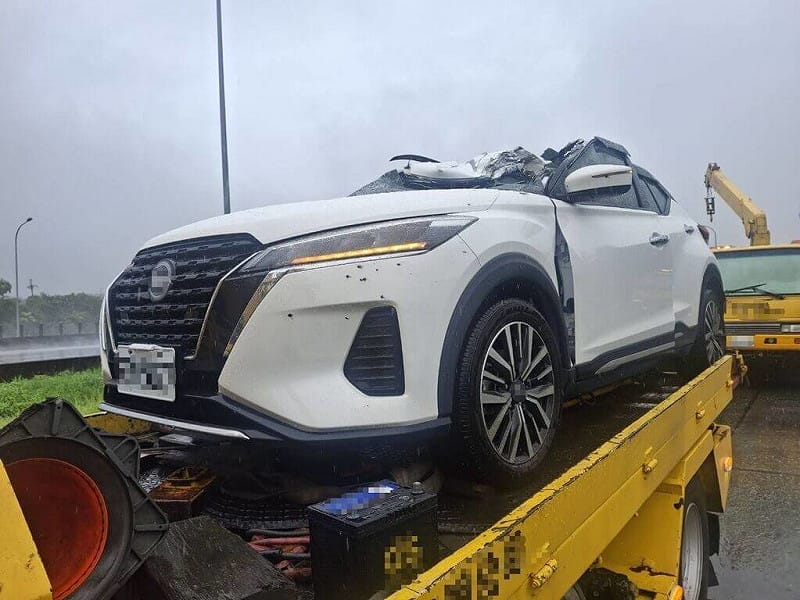 國道3號苗栗縣苑裡路段9日發生營業半聯結車輪胎脫落砸車事故，造成3人受傷送醫，受害車輛擋風玻璃、鈑金嚴重損毀。（警方提供）中央社記者管瑞平傳真　115年6月9日&nbsp;&nbsp;&nbsp;