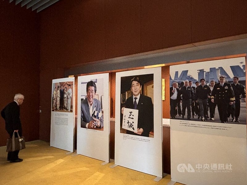 台灣國立政治大學安倍晉三研究中心主辦的「安倍晉三與現代日本研究國際論壇」9日在東京舉行，現場展示安倍生前活動照片，民眾駐足觀看。中央社記者戴雅真東京攝　115年6月9日&nbsp;&nbsp;&nbsp;圖：中央社提供