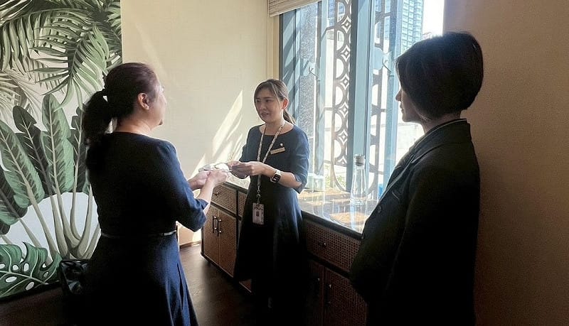 新進員工高度客製化企業形象培訓，導入正統日式名片交換禮儀。&nbsp;&nbsp;&nbsp;圖：映彩形象/提供