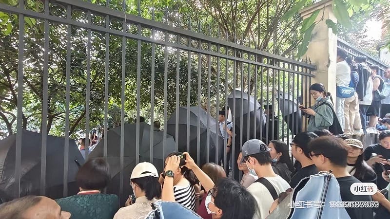 警員以黑傘遮擋拍攝鏡頭。 圖:翻攝自X帳號@whyyoutouzhele 警員以黑傘遮擋拍攝鏡頭。 圖:翻攝自X帳號@whyyoutouzhele