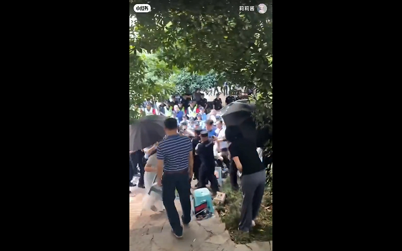 警民發生衝突。 圖:翻攝自X帳號@whyyoutouzhele 警民發生衝突。 圖:翻攝自X帳號@whyyoutouzhele