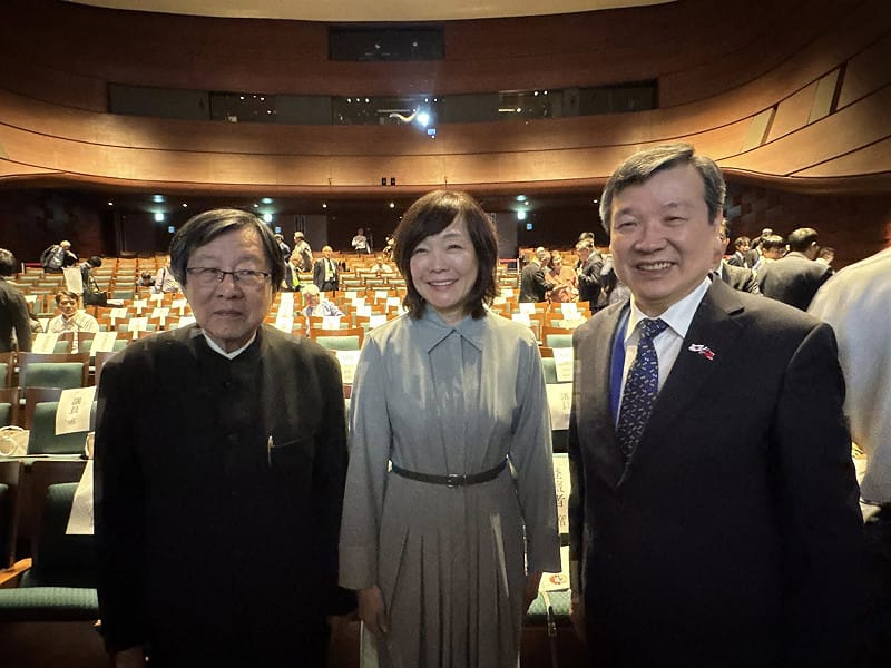  由國立政治大學安倍晉三研究中心、日本智庫「國家基本問題研究所」及台灣日本研究院共同主辦的「第一屆安倍晉三與現代日本研究國際論壇」，9日在東京舉行。日本前首相安倍晉三夫人安倍昭惠、我駐日代表李逸洋（右）、總統府資政邱義仁（左）三人在現場合照留影，顯示台日往來友誼深厚。 圖：駐日代表處提供 