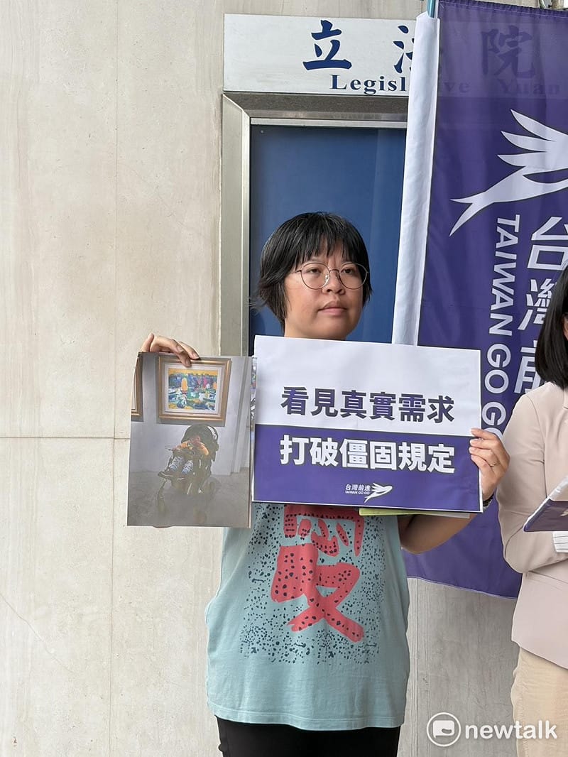 身心障礙家庭代表劉媽媽表示,帶身障孩子出門使用推車,卻多次被人員以「孩子坐的是推車不是輪椅」為由拒絕。 圖:李宣萱/攝 身心障礙家庭代表劉媽媽表示,帶身障孩子出門使用推車,卻多次被人員以「孩子坐的是推車不是輪椅」為由拒絕。 圖:李宣萱/攝