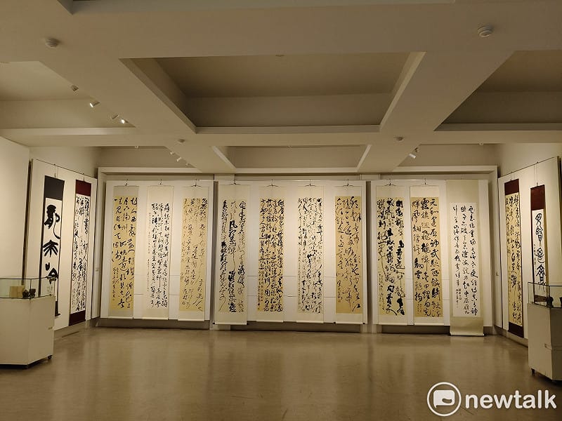 「龍麟御影會明宗」書法聯展為「龍麟雅集」成立後首度公開聯展，以「龍麟御影」為題，集結多位橫跨世代與領域的書藝創作者，從古典筆墨出發，延伸至當代思維的多元實踐，展現書法藝術在時代轉折中的深層對話。&nbsp;&nbsp;&nbsp;圖：黃博郎／攝