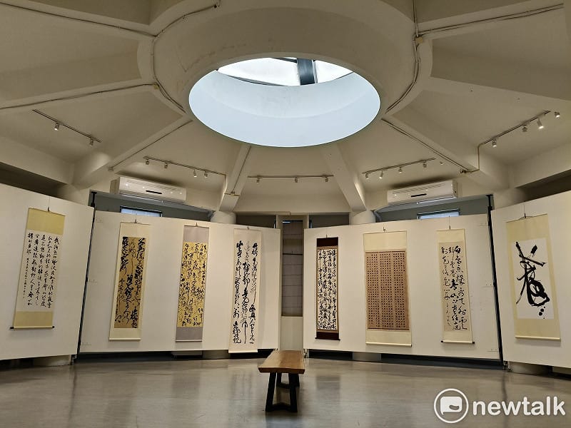 「龍麟御影會明宗」書法聯展為「龍麟雅集」成立後首度公開聯展，以「龍麟御影」為題，集結多位橫跨世代與領域的書藝創作者，從古典筆墨出發，延伸至當代思維的多元實踐，展現書法藝術在時代轉折中的深層對話。&nbsp;&nbsp;&nbsp;圖：黃博郎／攝