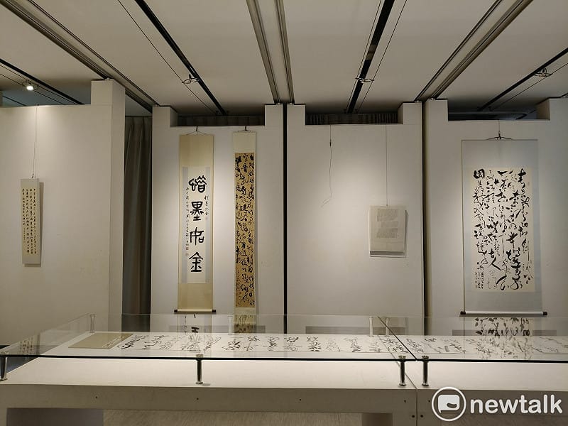 「龍麟御影會明宗」書法聯展為「龍麟雅集」成立後首度公開聯展，以「龍麟御影」為題，集結多位橫跨世代與領域的書藝創作者，從古典筆墨出發，延伸至當代思維的多元實踐，展現書法藝術在時代轉折中的深層對話。&nbsp;&nbsp;&nbsp;圖：黃博郎／攝