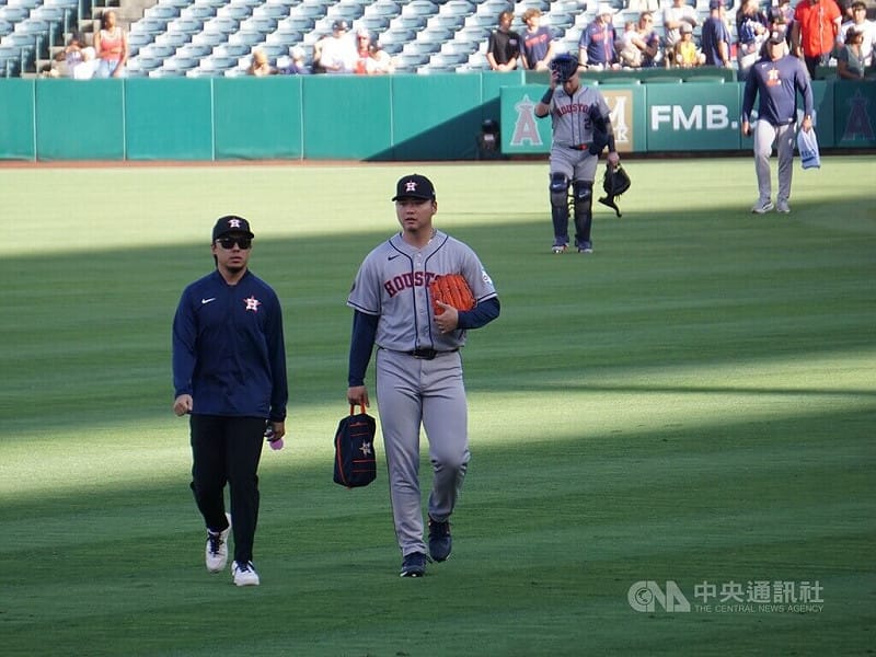 台灣投手鄧愷威（右）效力美國職棒休士頓太空人隊，9日在客場先發出戰洛杉磯天使，賽前與翻譯Andy走過外野草皮，前往牛棚練投。中央社記者林宏翰洛杉磯攝　115年6月10日&nbsp;&nbsp;&nbsp;