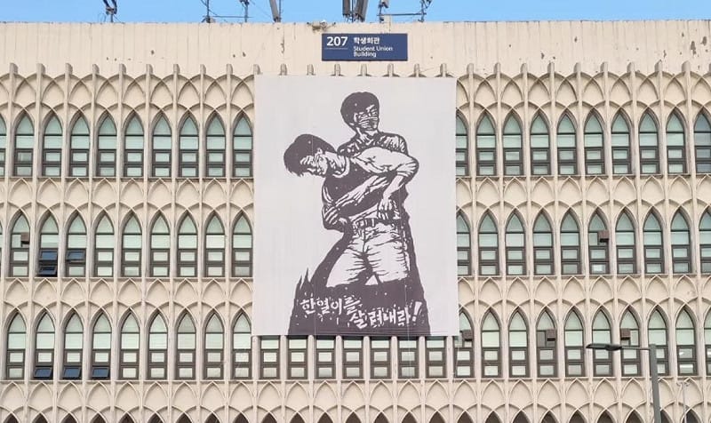 全韓國18個大學學生會10日在延世大學總學生會館發表「時局宣言」,表達他們對選票短缺一事的不滿。而該會館背後掛著「讓李韓烈活過來」布條。 圖:翻攝IG 全韓國18個大學學生會10日在延世大學總學生會館發表「時局宣言」,表達他們對選票短缺一事的不滿。而該會館背後掛著「讓李韓烈活過來」布條。 圖:翻攝IG