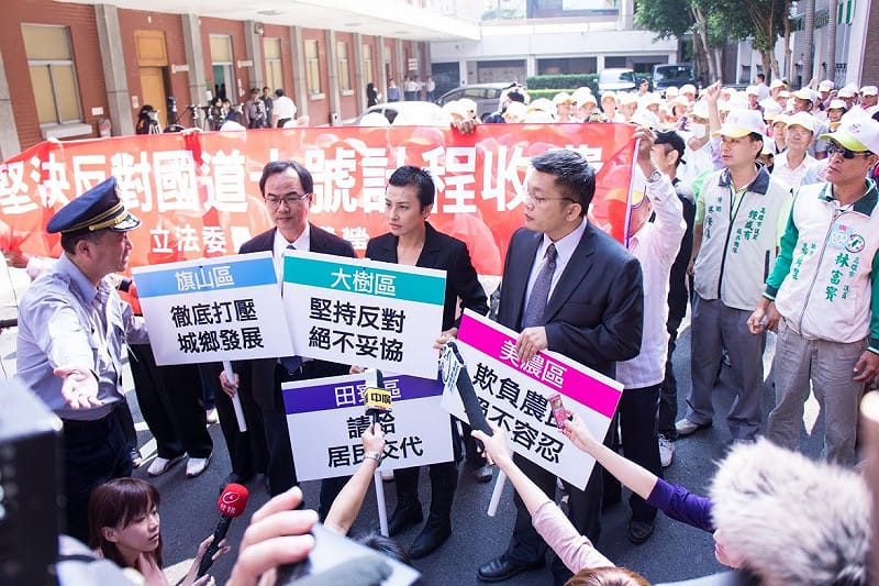 邱議瑩(前排右二)曾帶頭抗爭，堅決反對國道十號計程收費。&nbsp;&nbsp;&nbsp;圖：邱議瑩辦公室/提供（資料照）