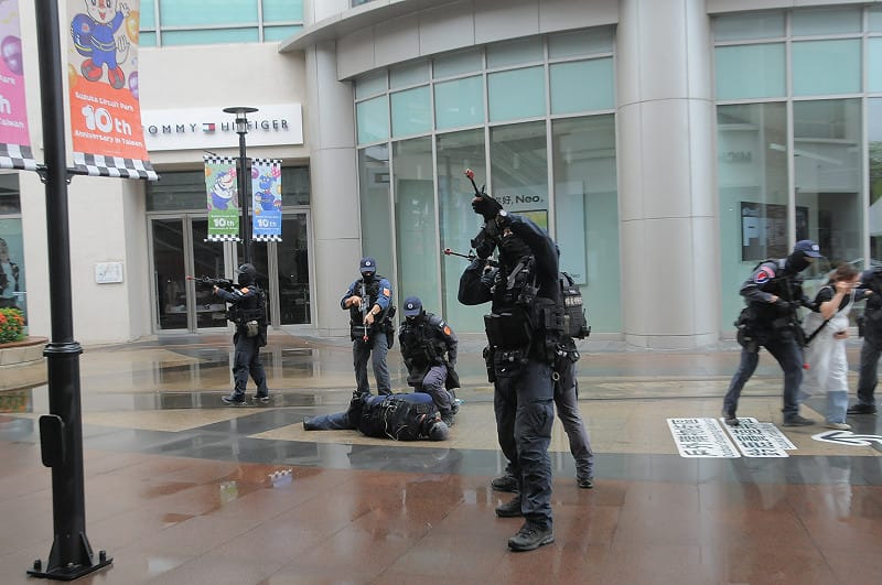 警方順利制服徒挾持民眾的歹徒。&nbsp;&nbsp;&nbsp;圖：高雄市警察局/提供