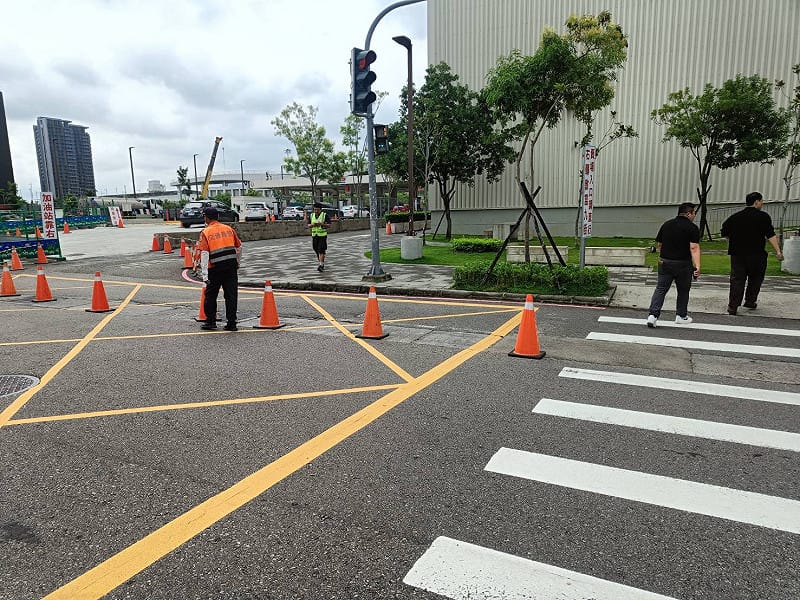 穿有「交通義警」背心的義交把交通錐直接放在公有道路上，現場也沒有任何告示牌告知此處無法通行，被民眾投訴根本是「霸道」。&nbsp;&nbsp;&nbsp;圖：民眾提供