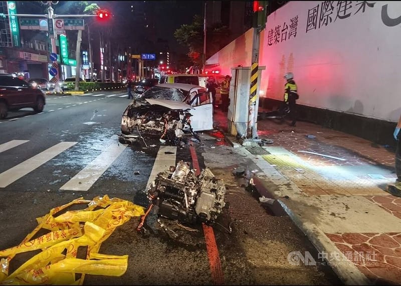 桃園市桃園區11日晚間發生嚴重車禍，1輛自小客車為逃避警方追緝、高速逃逸，失控打滑撞上2名路人，2人都命危送醫。（翻攝照片）中央社記者葉臻傳真　115年6月11日&nbsp;&nbsp;&nbsp;