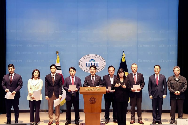 韓國國會國民力量黨團內少壯派團體「替代與未來」(대안과미래)11日召開記者會,要求黨魁張東赫辭職下台。 圖:翻攝自李成權臉書 韓國國會國民力量黨團內少壯派團體「替代與未來」(대안과미래)11日召開記者會,要求黨魁張東赫辭職下台。 圖:翻攝自李成權臉書