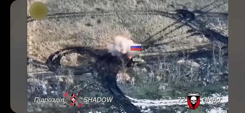 烏軍持續打擊損毀車輛。 圖:翻攝自影片 烏軍持續打擊損毀車輛。 圖:翻攝自影片