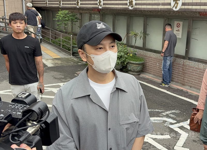 男團Energy成員張書偉（前）涉閃兵遭起訴，12日在庭上認罪。張書偉庭後步出新北地院時表示，對於自己犯下的錯誤影響到兵役公平性，再次跟社會大眾說聲抱歉。中央社記者曹亞沿攝　115年6月12日&nbsp;&nbsp;&nbsp;
