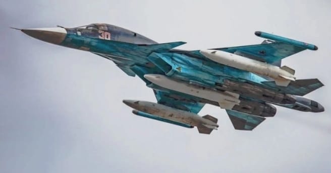 俄軍蘇-34戰機掛制導飛彈出擊。 圖 : 翻攝自星海之刃 俄軍蘇-34戰機掛制導飛彈出擊。 圖 : 翻攝自星海之刃