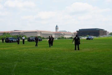 目前現場的調查工作由美國公園警察負責，預計在釐清嫌犯身分後與特勤局、 FBI 等單位合作，共同抓捕嫌疑人。&nbsp;&nbsp;&nbsp;圖：翻攝自 @PenguinSix X 帳號