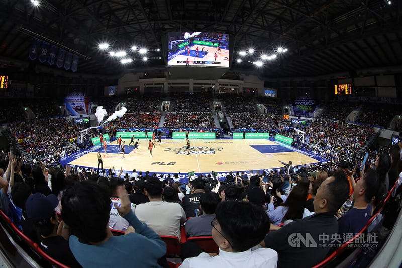台灣職籃P.LEAGUE+聯盟總冠軍賽12日晚間在台北和平籃球館舉行第4戰，共吸引6892名球迷進場關注。中央社記者張新偉攝　115年6月12日&nbsp;&nbsp;&nbsp;