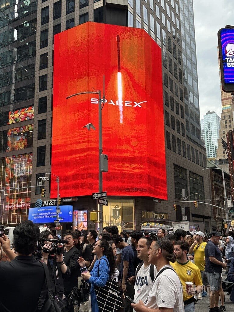 SpaceX在紐約時報廣場電子看板刊登上市形象廣告。中央社記者廖漢原紐約攝　115年6月12日&nbsp;&nbsp;&nbsp;圖：中央社提供