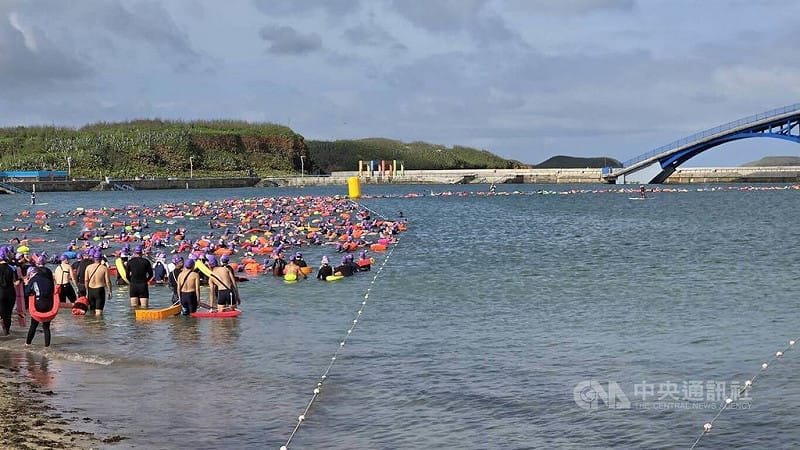 「2026 PENGHU OCEANMAN 國際泳渡澎湖灣」，13日進行國際組10公里與挑戰組2公里，觀音亭海域宛若一座移動的長城。中央社    115年6月13日&nbsp;&nbsp;&nbsp;