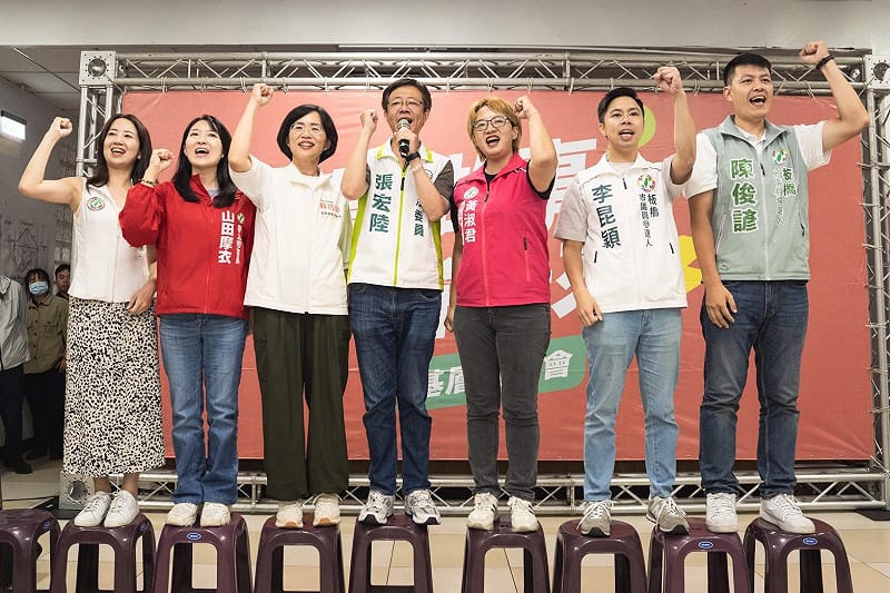 板橋座談會現場湧入超過千人,人潮更湧出會場外,蘇巧慧抵達時,眾人高喊「巧慧凍蒜!」、「2026新北會贏!」,短短六十公尺的進場路線,眾人花了將近5分鐘才站上台,場面相當熱烈。 圖:蘇巧慧競選辦公室提供 板橋座談會現場湧入超過千人,人潮更湧出會場外,蘇巧慧抵達時,眾人高喊「巧慧凍蒜!」、「2026新北會贏!」,短短六十公尺的進場路線,眾人花了將近5分鐘才站上台,場面相當熱烈。 圖:蘇巧慧競選辦公室提供