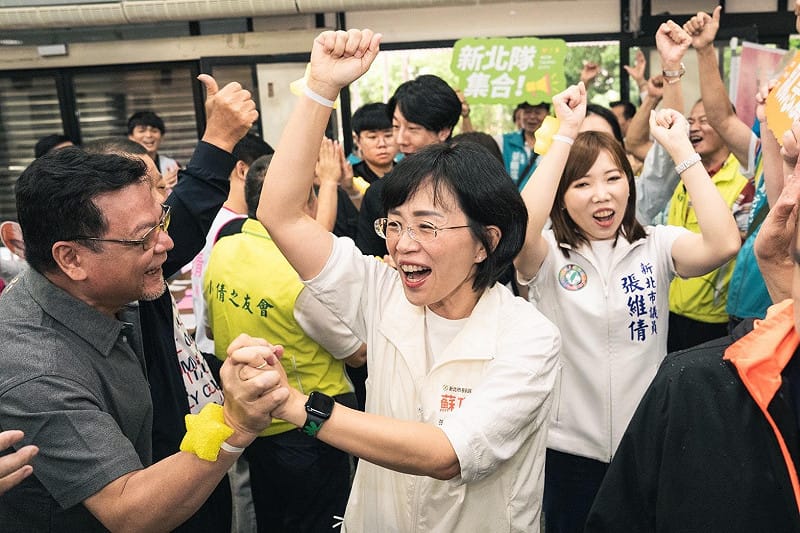  民進黨新北市長候選人、立法委員蘇巧慧今（14）日出席新北市議員張維倩中和座談會，現場竟湧入逾千人，蘇巧慧一到場就受到眾人熱烈歡迎，民眾紛紛高喊「新北會贏！」「巧慧凍蒜！」 圖：蘇巧慧競選辦公室提供 