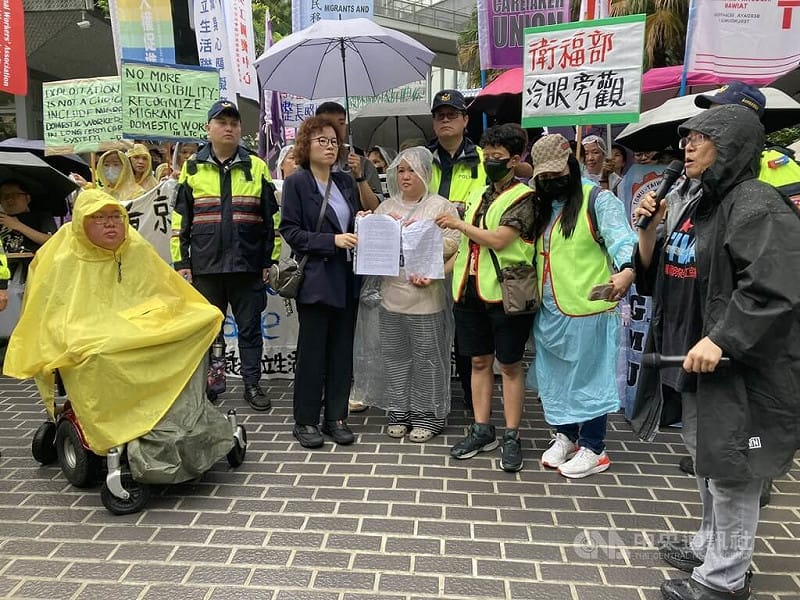 台灣移工聯盟、台灣身心障礙者自立生活聯盟、婦女新知基金會等團體，14日舉行「家事移工由長照機構聘僱，服務使用者與移工雙贏」抗議行動，衛福部長照司科長徐鉅美（前左3）接受陳情。&nbsp;&nbsp;&nbsp;圖：中央社提供