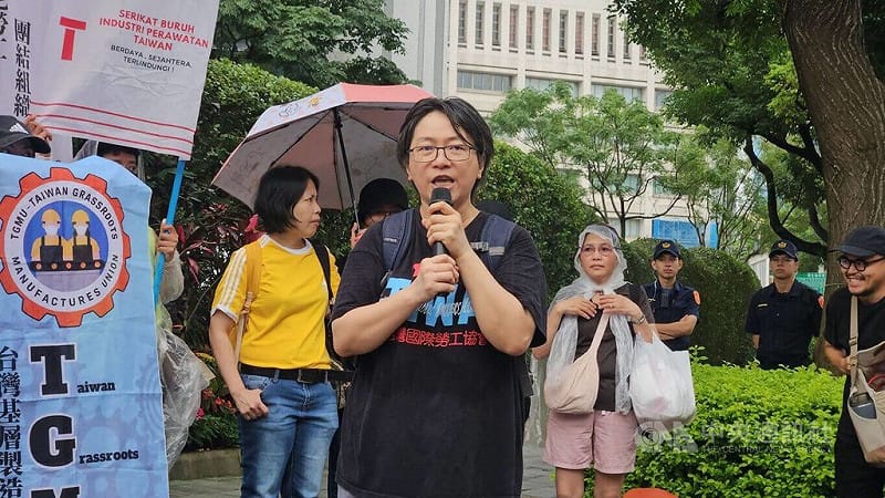 台灣國際勞工協會研究員吳靜如（中）14日指出，長照預算雖增加，但資源多投入輕中度失能服務，重度失能者仍高度依賴家庭與移工照顧，一旦移工休假，就會出現照顧空缺。&nbsp;&nbsp;&nbsp;圖：中央社提供